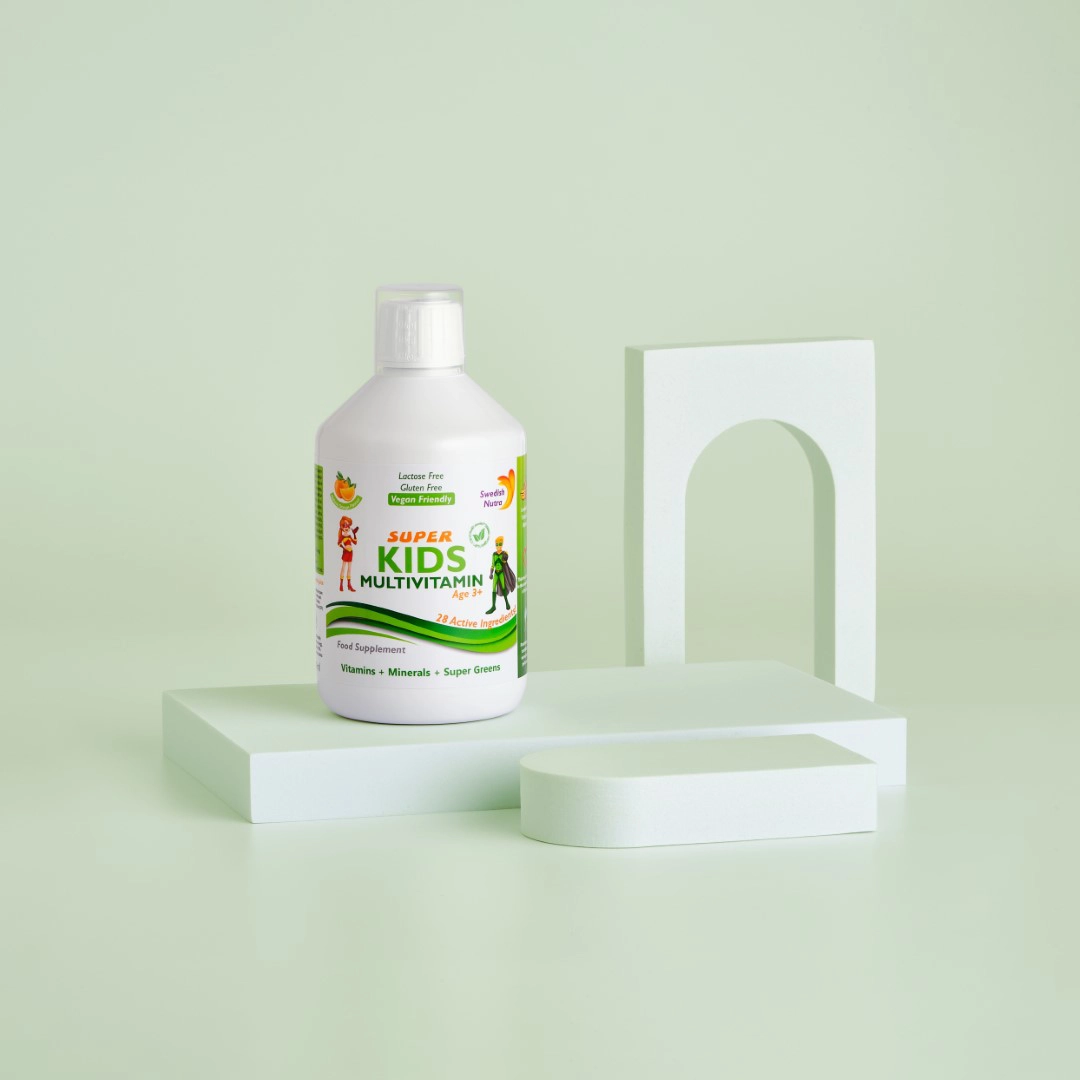 Complex-de-Multivitamine-si-Minerale-sub-forma-Lichida-special-creat-pentru-Cresterea-si- Super Kids Multivitamine Lichide pt Copii cu 28 Ingrediente: Vitamine + Minerale + Mix de Verdeturi si Extracte – 500ml